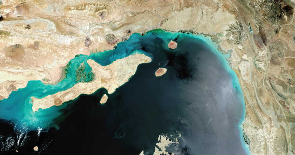 trump célèbre la réouverture controversée du détroit d'ormuz, un passage stratégique crucial pour le commerce mondial, malgré les tensions géopolitiques persistantes.