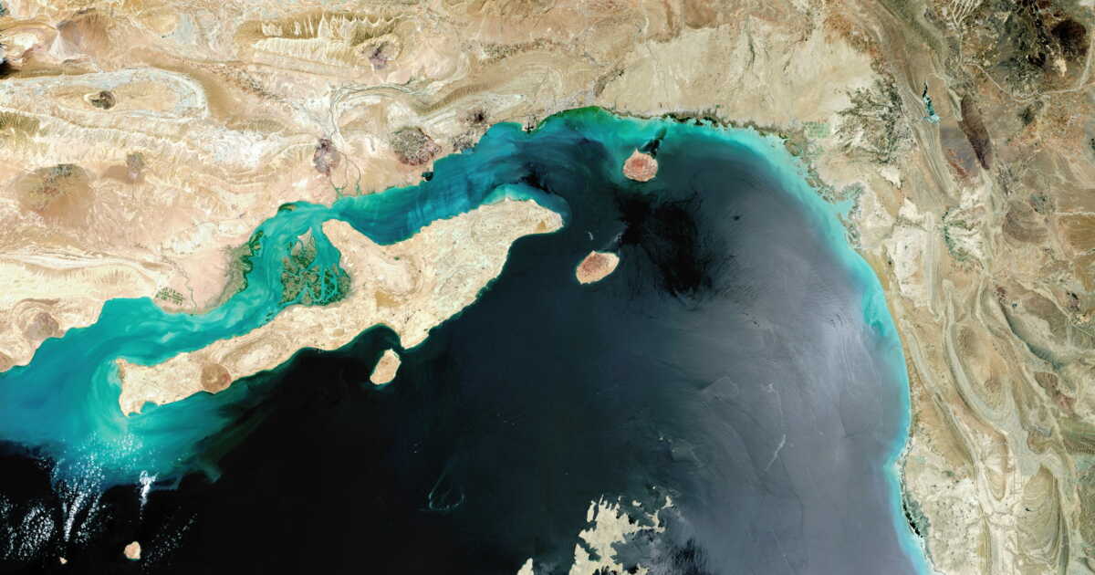 trump célèbre la réouverture controversée du détroit d'ormuz, un passage stratégique crucial pour le commerce mondial, malgré les tensions géopolitiques persistantes.