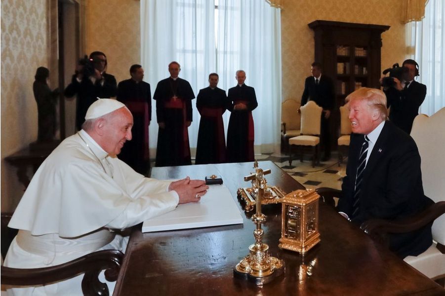 trump choque les catholiques américains en lançant une attaque contre le pape, suscitant une vive polémique au sein de la communauté religieuse.