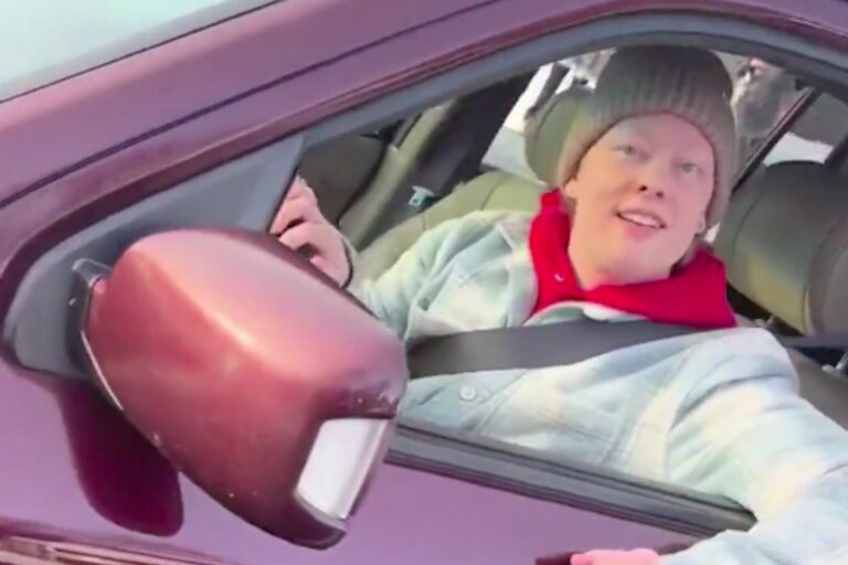 trump évacué suite à des tirs; l'auteur des coups de feu qualifié de « cinglé » par les autorités.