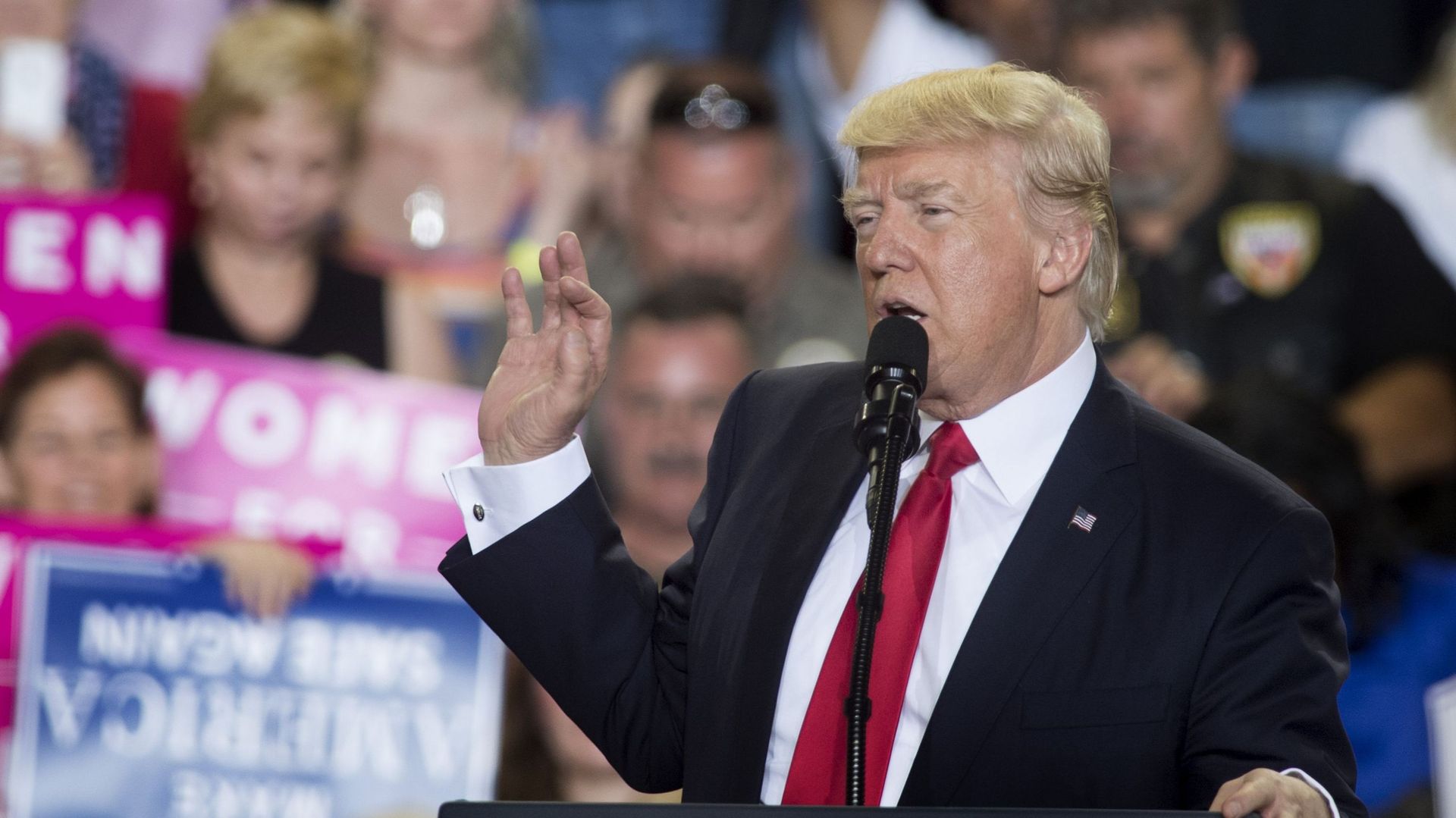 trump évacué en urgence lors du dîner des correspondants suite à des coups de feu. découvrez les détails de cet incident dramatique.