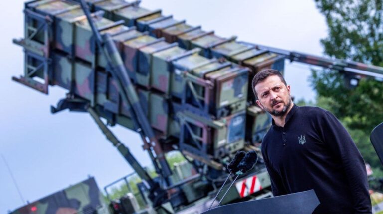 découvrez comment donald trump a décidé de réduire la présence militaire américaine en allemagne, impactant les relations transatlantiques et la stratégie de défense.