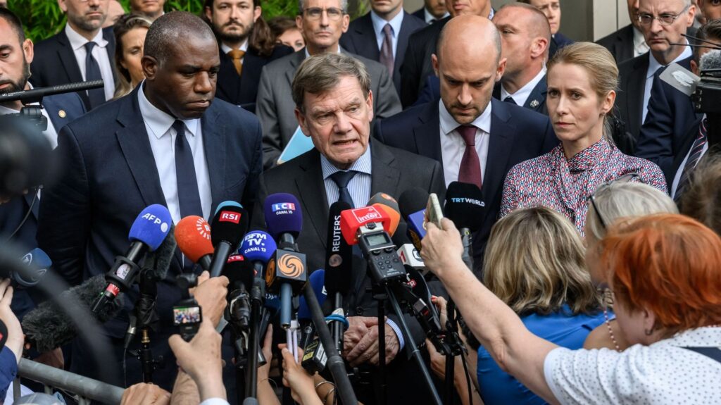 découvrez comment trump maintient sa position face aux tensions croissantes, avec une éventuelle guerre en iran en jeu.