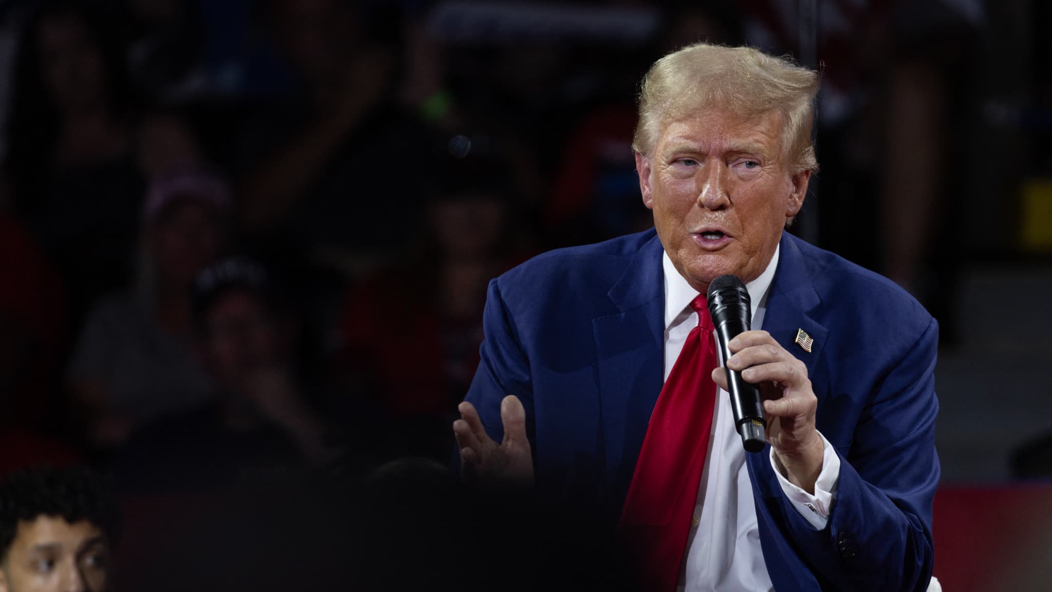 découvrez comment donald trump utilise le stéréotype raciste du « faible qi » et l'impact de ses propos controversés.