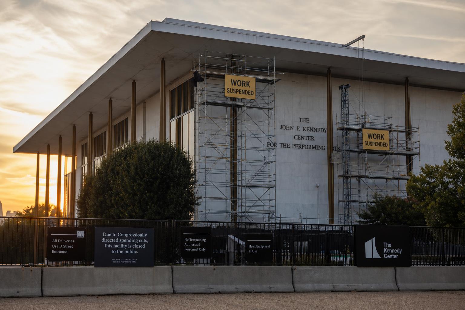 donald trump critique avec virulence le juge responsable de la suspension des travaux de rénovation du kennedy center, suscitant débats et réactions.