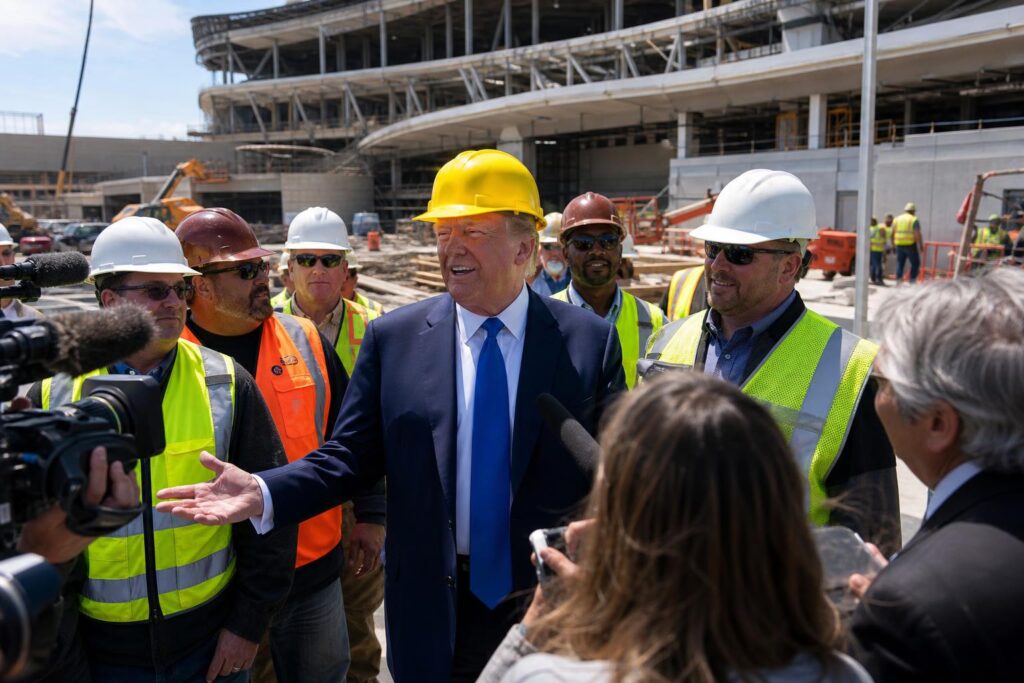 trump organise une visite de chantier très médiatisée pour améliorer l'image de sa salle de bal controversée, espérant ainsi apaiser les critiques et attirer l'attention positive.