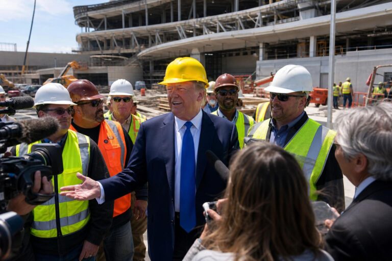 trump organise une visite de chantier très médiatisée pour améliorer l'image de sa salle de bal controversée, espérant ainsi apaiser les critiques et attirer l'attention positive.