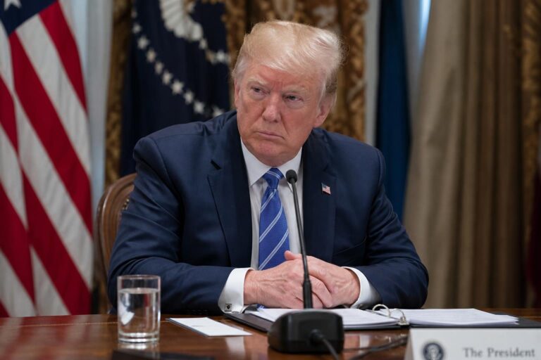 trump ajuste les attentes en annonçant qu'une résolution rapide des tensions avec l'iran est improbable, soulignant la complexité des négociations diplomatiques.