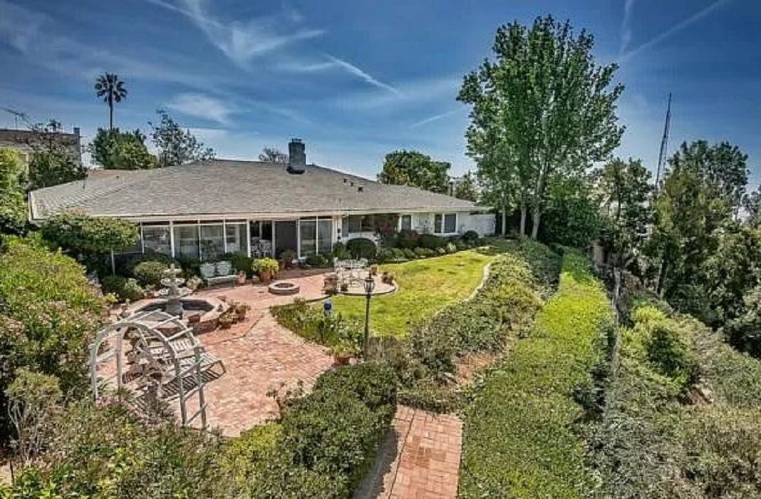 découvrez pourquoi elon musk est candidat pour acquérir une méga-villa à 300 millions de dollars, un projet immobilier exceptionnel.