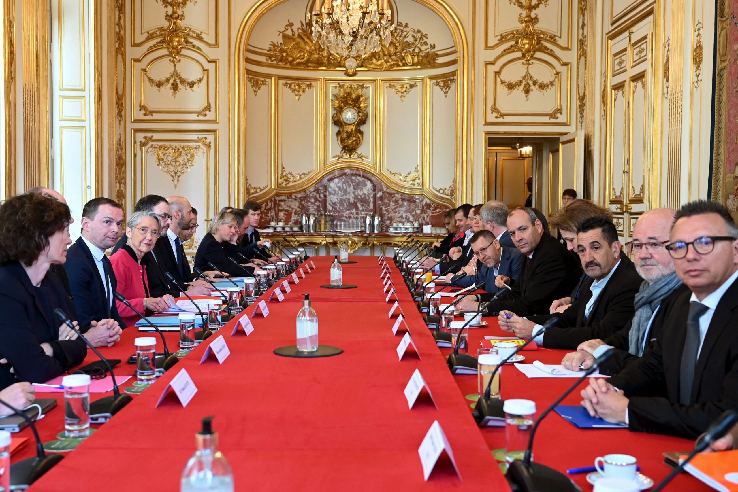 découvrez les détails de la rencontre très attendue entre elon musk et emmanuel macron, qui s'est malheureusement soldée par un fiasco inattendu.