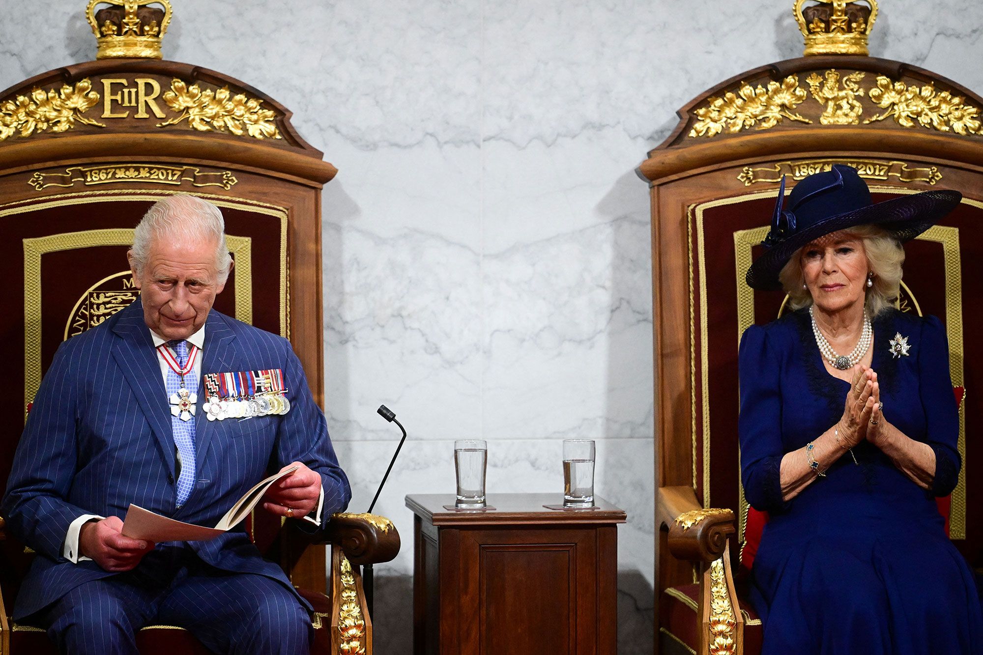 trump annule certains droits lors de la visite de charles iii à la maison blanche, suscitant réactions et débats.