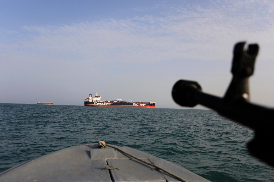 trump annonce la suspension de l'escorte navale dans le détroit d'ormuz, une décision stratégique impactant la sécurité maritime dans cette région clé.
