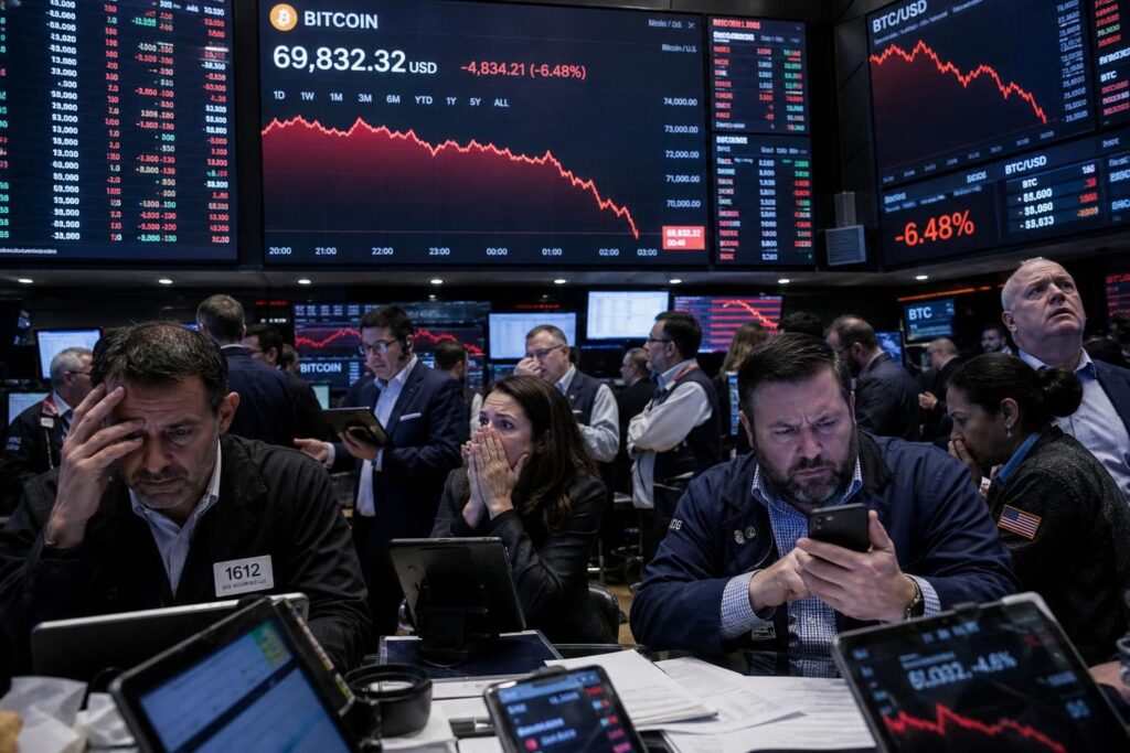 le bitcoin plonge sous la barre des 70 000 dollars, suscitant des inquiétudes chez les investisseurs face à une potentielle spirale baissière sur le marché des cryptomonnaies.