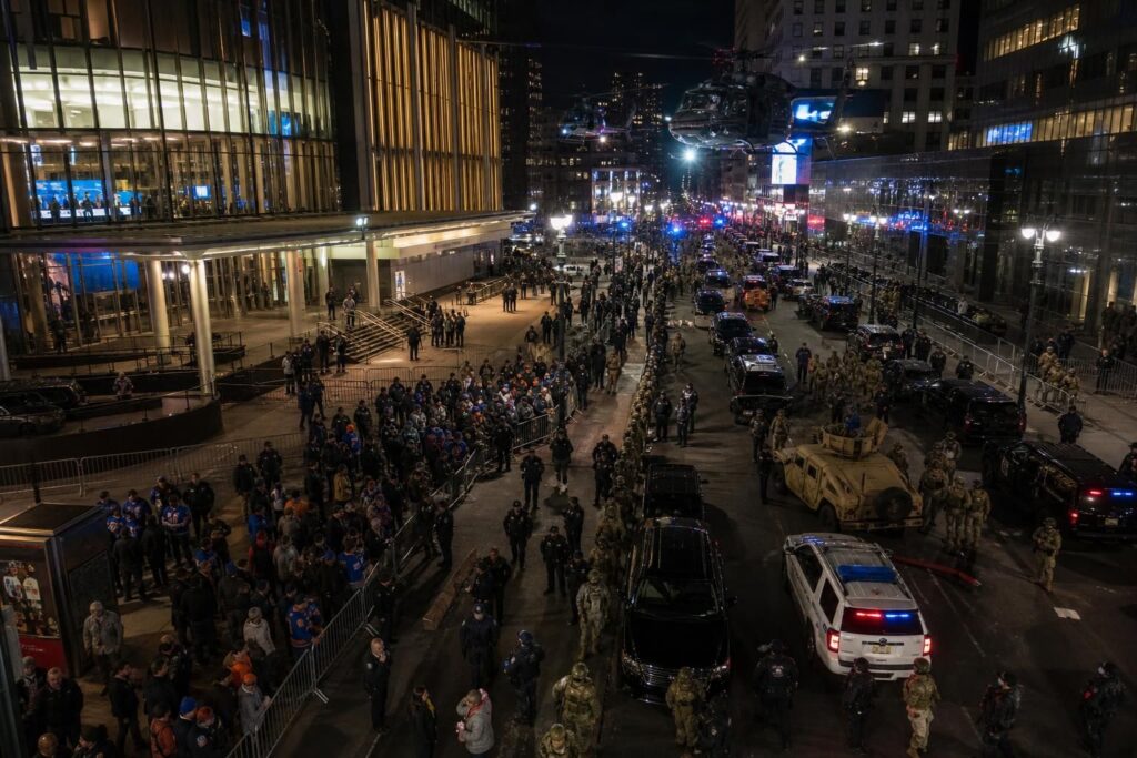 new york renforce ses mesures de sécurité à l'occasion de la venue de donald trump pour le match des knicks, assurant un dispositif exceptionnel pour gérer cet événement notable.