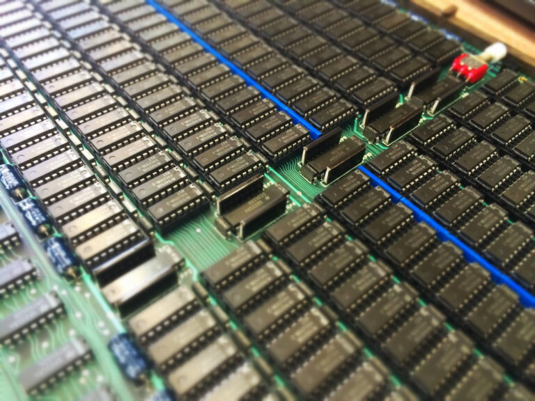 Carte électronique équipée de plusieurs barrettes de puces mémoire