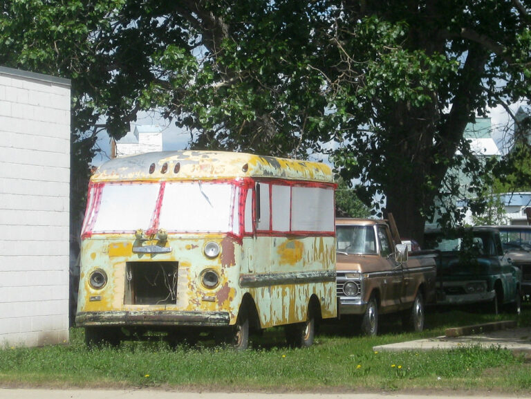 Camionnette de livraison stationnee dans une rue, illustrant la logistique du commerce en ligne