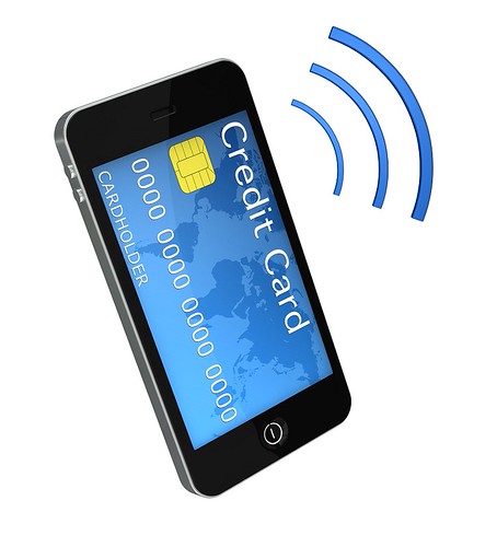 Personne utilisant un smartphone pour vendre en ligne