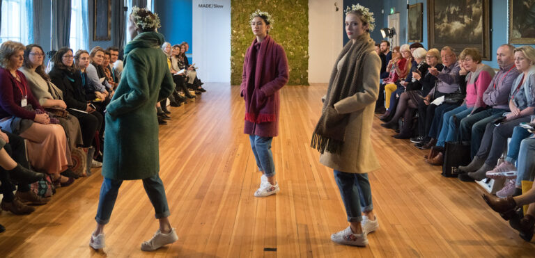 Rayons de vêtements dans une boutique de mode à bas prix