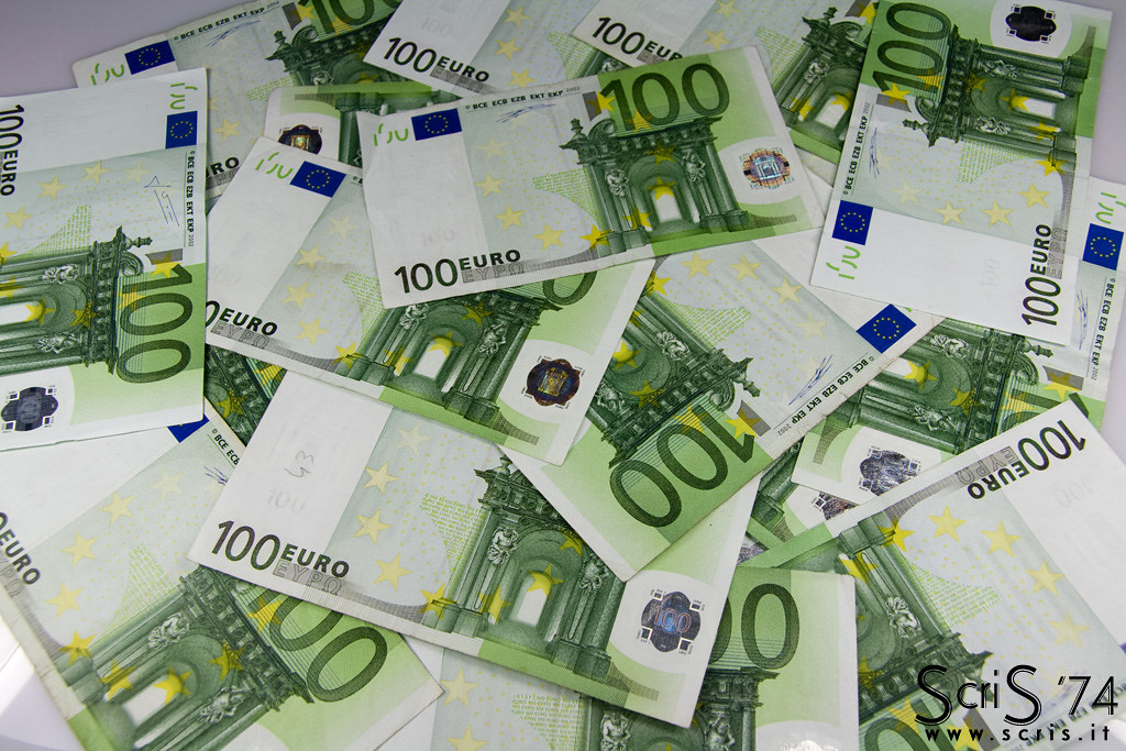 Billets en euros de différentes valeurs disposés côte à côte