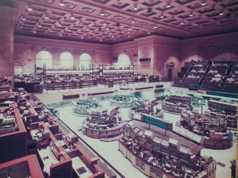 Salle des marchés d'une Bourse avec écrans de cotation