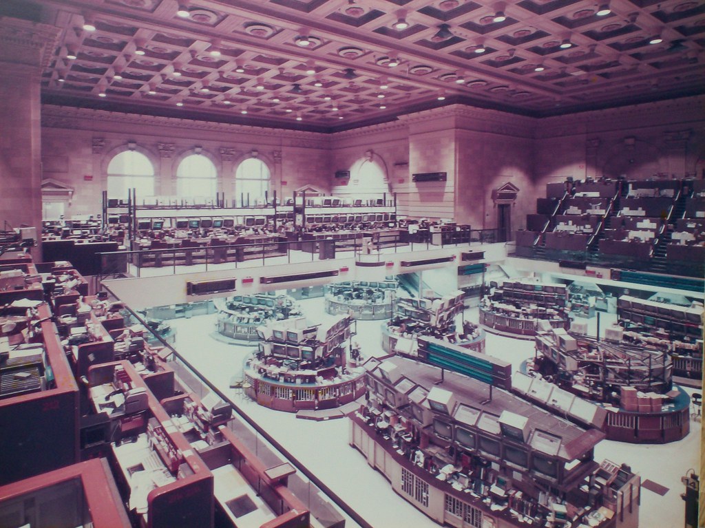 Salle des marchés d'une Bourse avec écrans de cotation