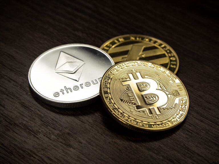 Pièces de cryptomonnaie posées, dont des jetons stables adossés au dollar