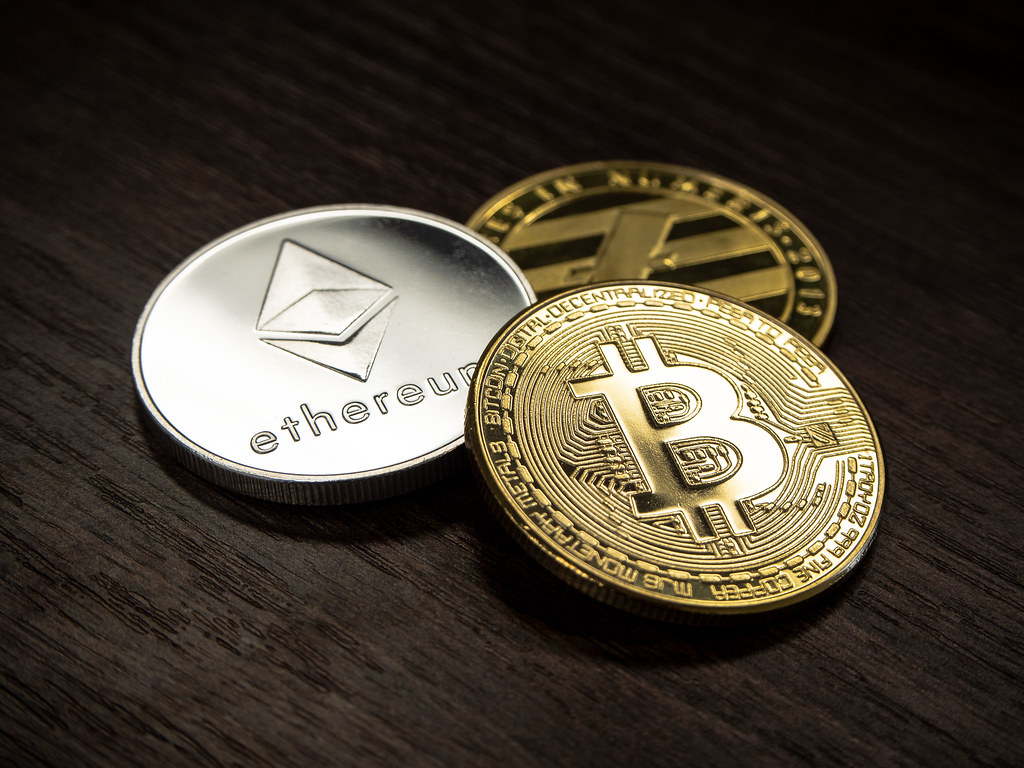 Pièces de cryptomonnaie posées, dont des jetons stables adossés au dollar