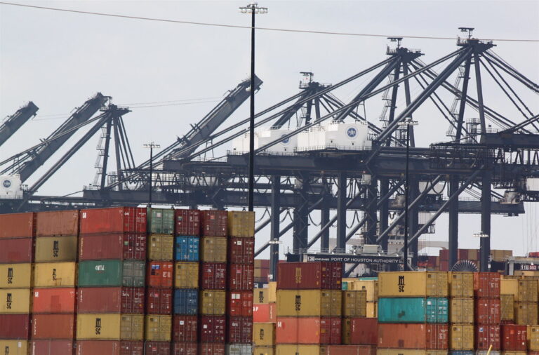 Conteneurs de fret empilés dans un port de commerce international