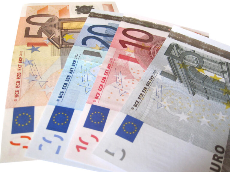 Billets en euros posés sur un fond blanc, illustrant l'économie française