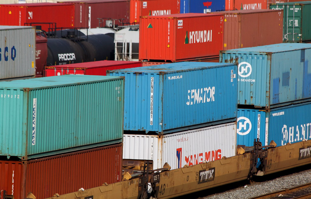 Conteneurs de fret empilés dans un port de commerce international