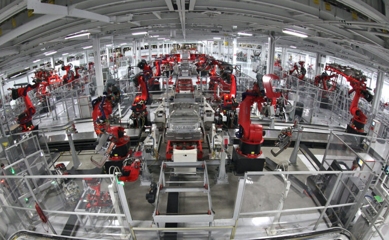Ligne d'assemblage automobile dans une usine, secteur qui a soutenu l'activite industrielle en juin