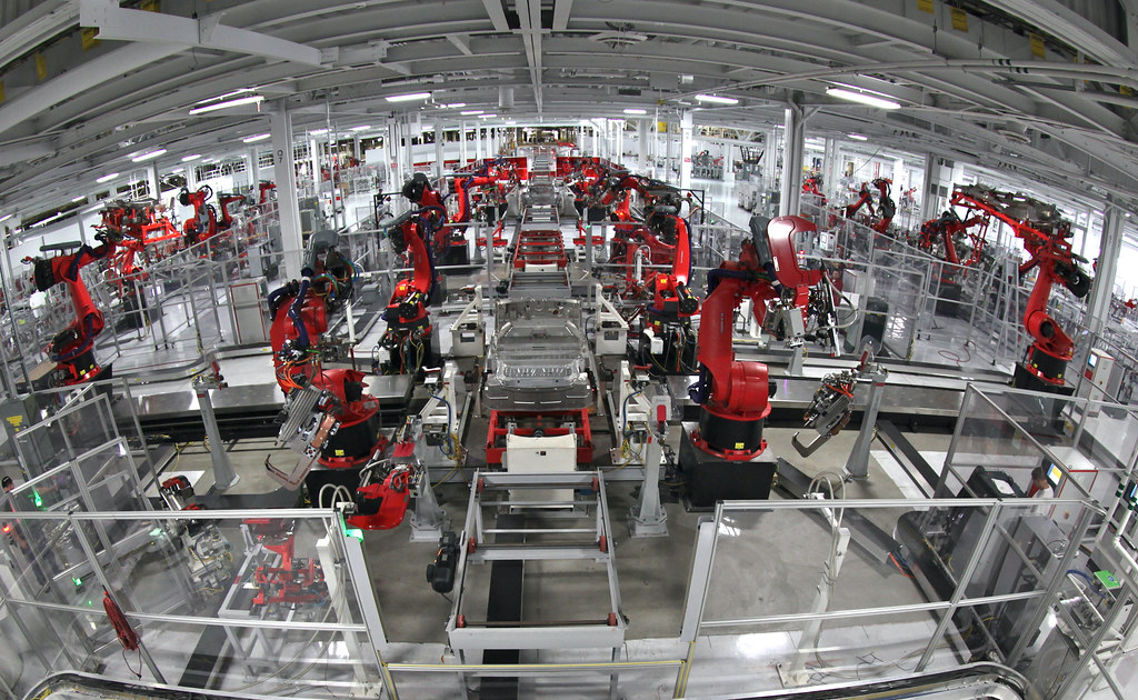 Ligne d'assemblage automobile dans une usine, secteur qui a soutenu l'activite industrielle en juin