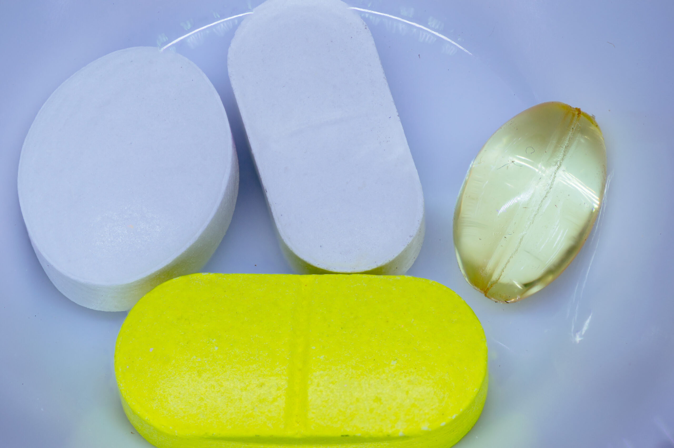 Assortiment de comprimés de médicaments génériques sur fond blanc