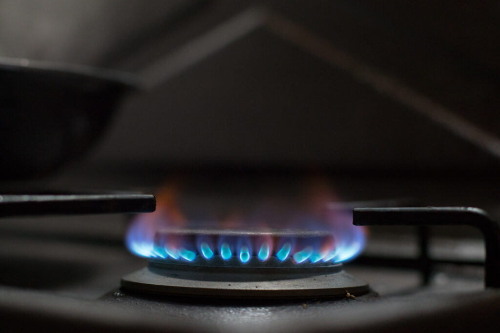 Flamme bleue d'une gazinière domestique alimentée au gaz naturel