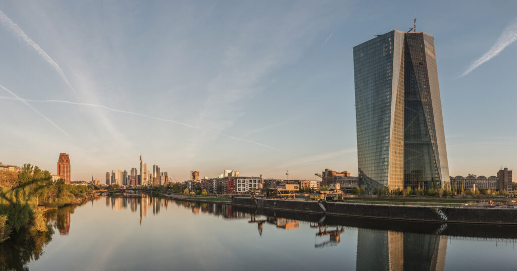 Siège de la Banque centrale européenne et skyline de Francfort à l'aube