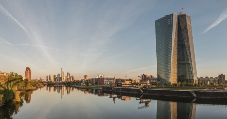 Siège de la Banque centrale européenne et skyline de Francfort à l'aube