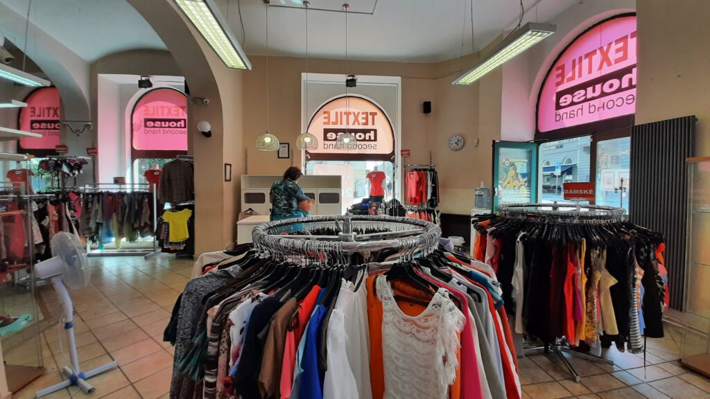 Vitrine d'une boutique de vêtements de seconde main