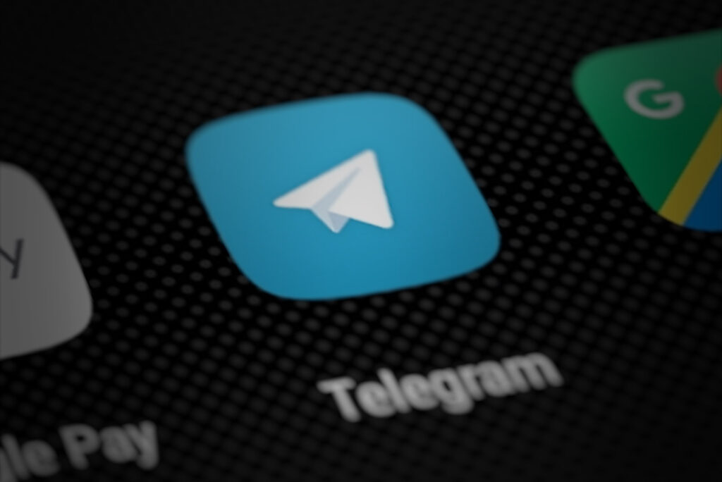 Icone de l'application Telegram affichee sur l'ecran d'un smartphone, illustrant le lancement du portefeuille crypto Gram Wallet